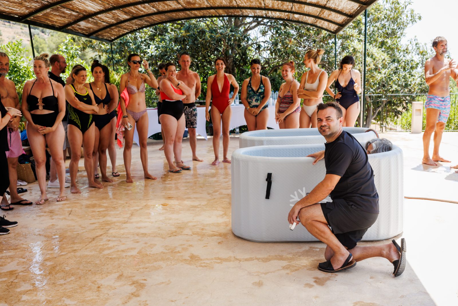 Demostración de baño de hielo ante el grupo