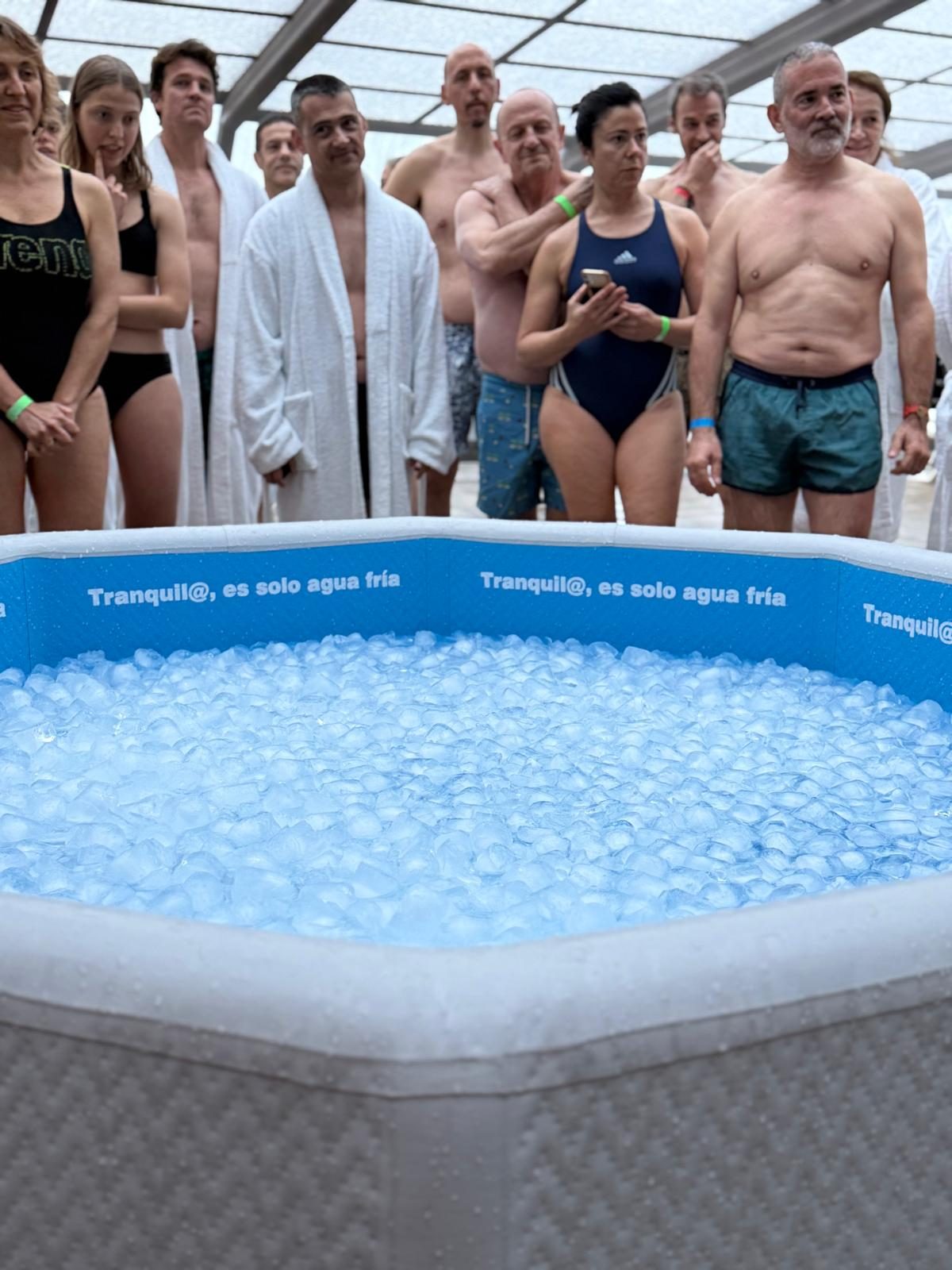 Piscina de agua fría lista para una inmersión en grupo