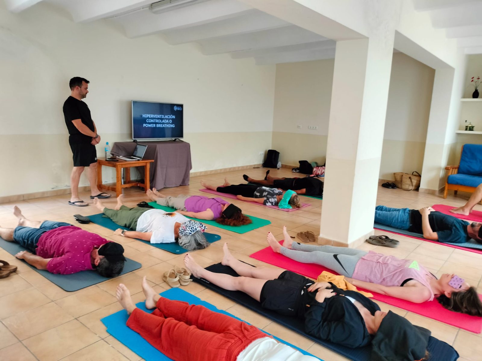 Sesión de respiración (power breathing) en sala